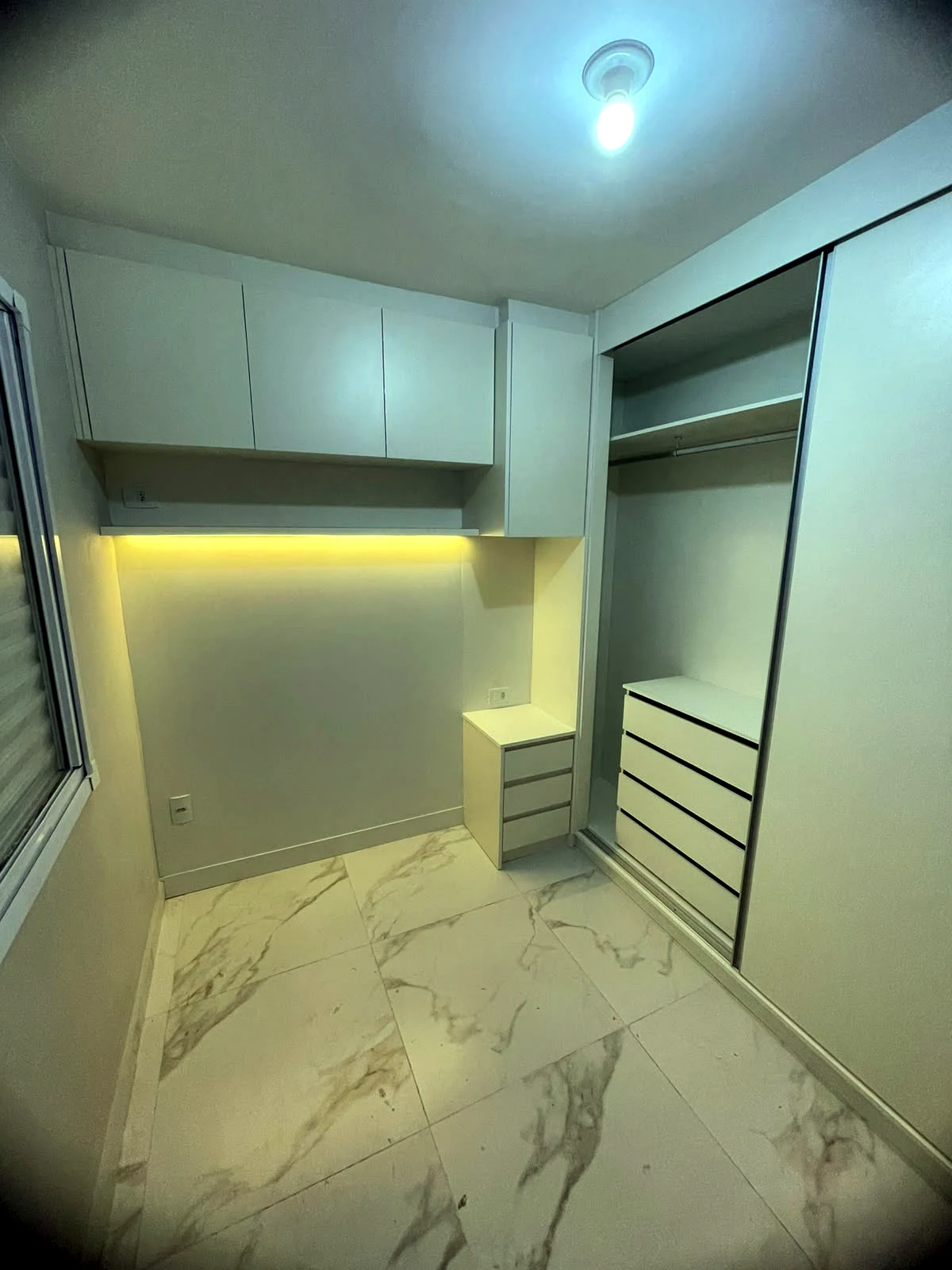 Closet claro e planejado com iluminação interna