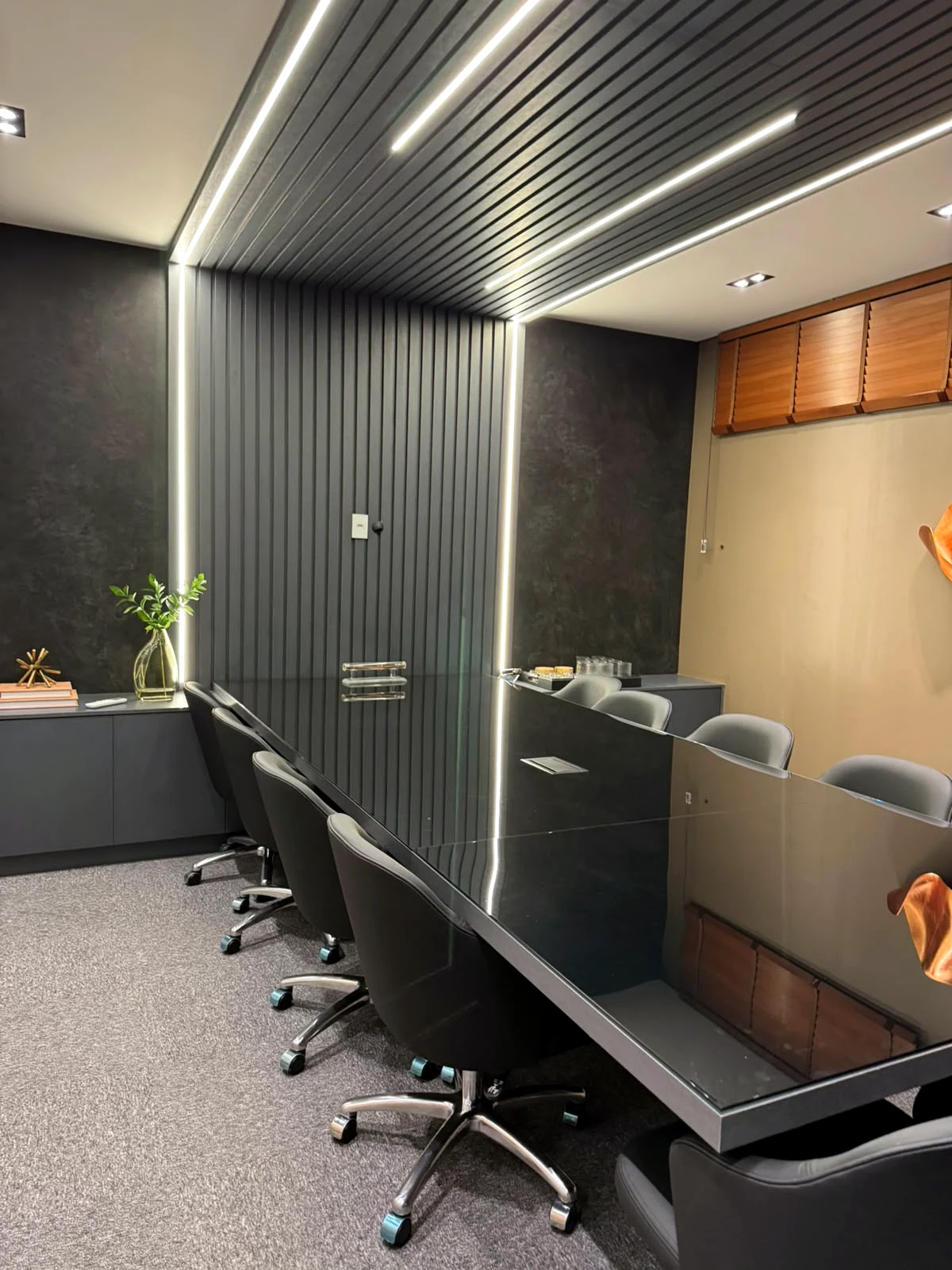 Sala de reunião corporativa escura e sofisticada