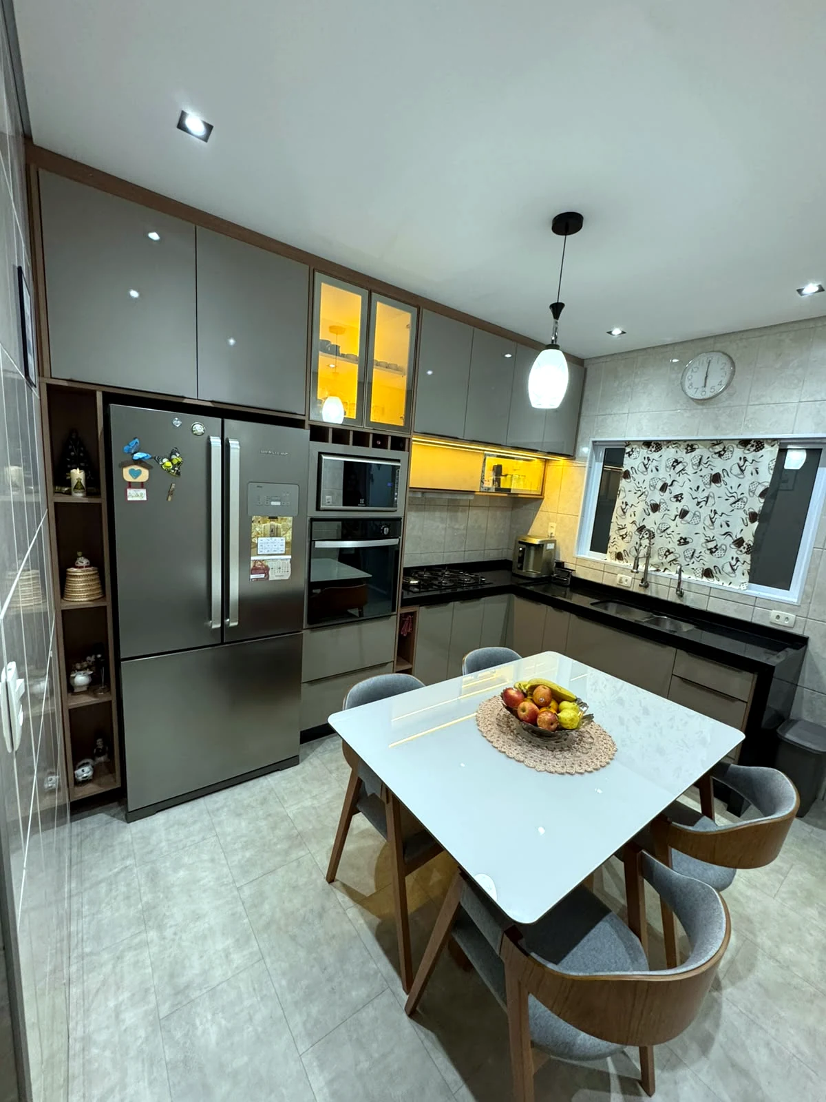 Cozinha clara e minimalista com bancada preta