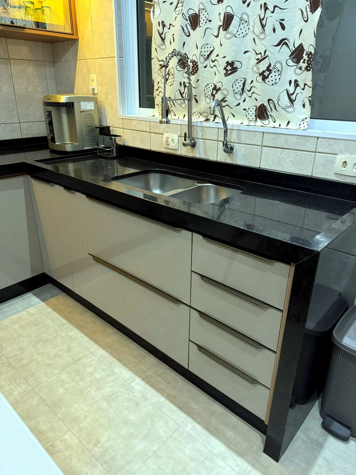 Cozinha planejada refinada e elegante